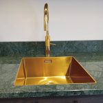 Goudkleurige bak vlak ingebouwd in marmer blad