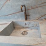 Keramische spoelbak verlijmd aan blad