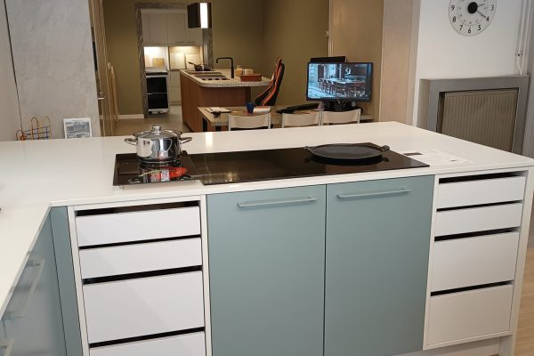 Voorzijde schiereiland met Atag 6 pits kookplaat