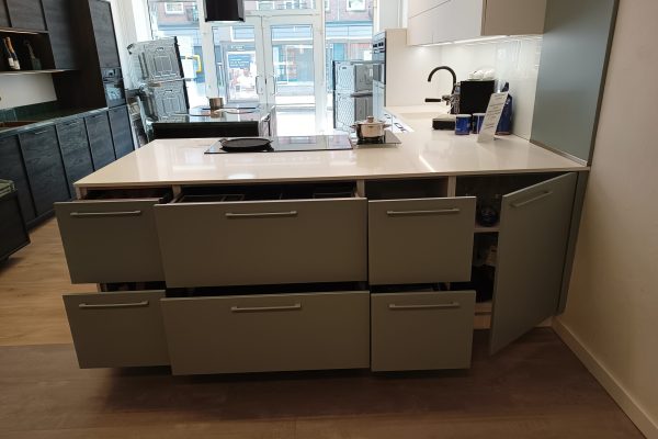 Achterzijde schiereiland open fronten