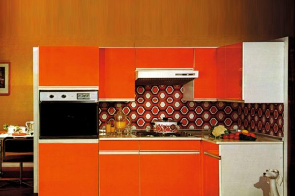 Scmidt 1975 destijds al baanbrekend in kleur!